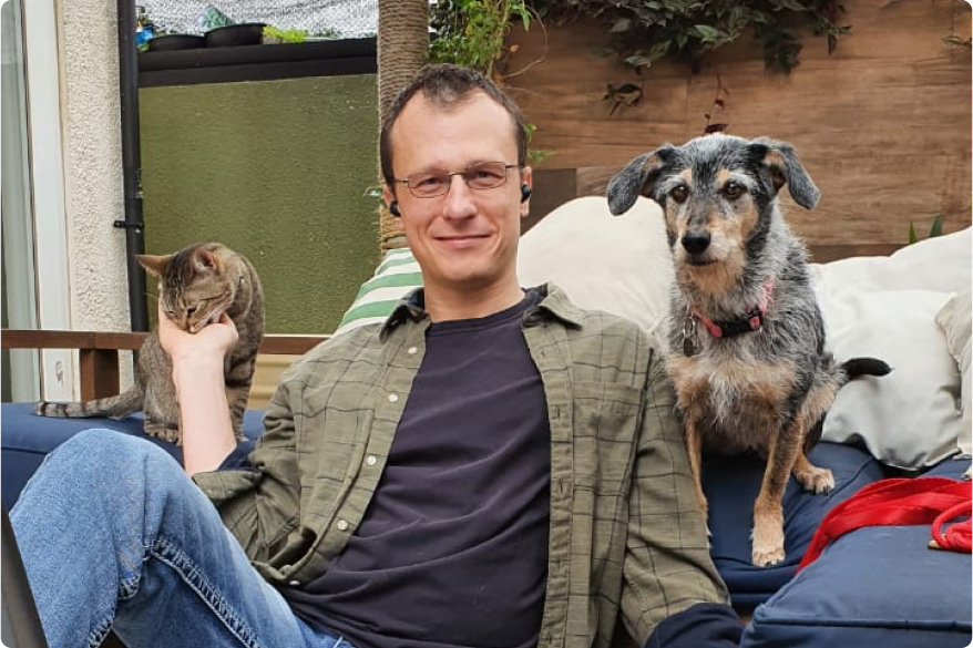 foto de Alexandre Rossi com um cachorro e um gato